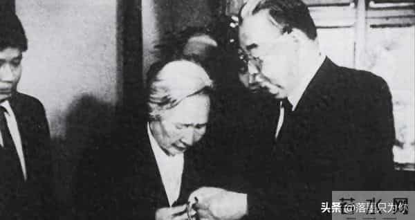 朝鲜遇灾，77岁重庆老太寄100吨面粉给朝鲜，金正日亲称胡妈妈