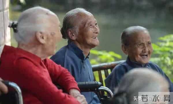 两性关系：你别不信，女人过60岁，都有如下6个症状，