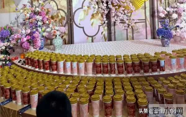 93 年百亿大佬大婚！600 亿身家强强联合，7000 家门店送喜糖