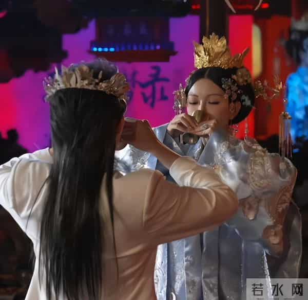 千万粉丝网红称婚礼用4斤黄金凤冠被毁!由丈夫亲手制作,本人回应质疑