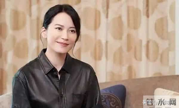 至今未婚未育,身边却有男人陪了近20年!54岁的她才是人间清醒