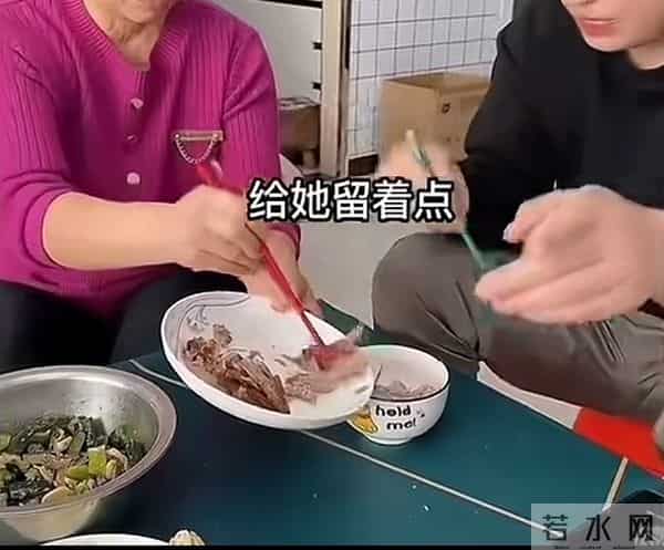 真奇葩！儿媳妇想吃肉，婆婆立马把肉扒进儿子碗里