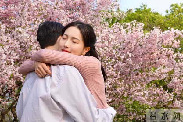 和女人相处,主动触碰她的这些地方,能让她心动不已