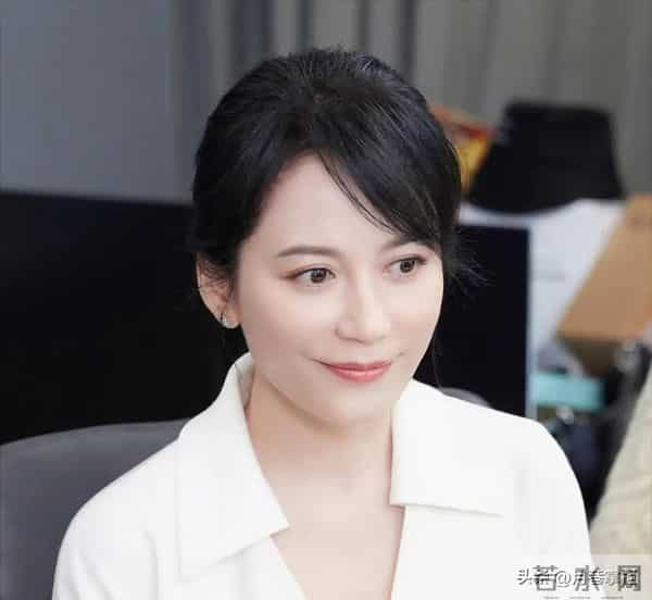 至今未婚未育,身边却有男人陪了近20年!54岁的她才是人间清醒