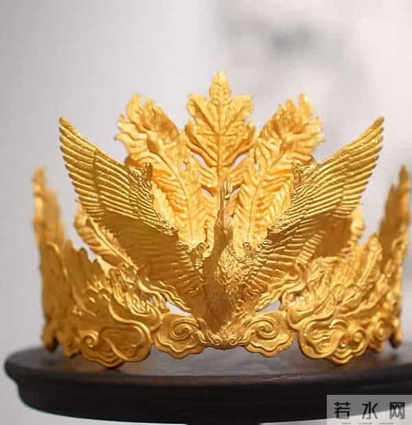 4斤黄金凤冠在免费展览中被男童触碰损坏，办展美术馆：罩子是没有固定的，律师分析