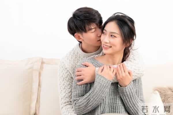 和女人相处,主动触碰她的这些地方,能让她心动不已