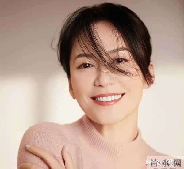 至今未婚未育,身边却有男人陪了近20年!54岁的她才是人间清醒