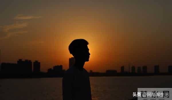 男子啃老13年，父母去世后他整理遗物，在床头枕芯里发现一沓存折