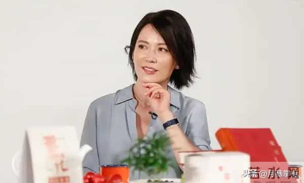 至今未婚未育,身边却有男人陪了近20年!54岁的她才是人间清醒