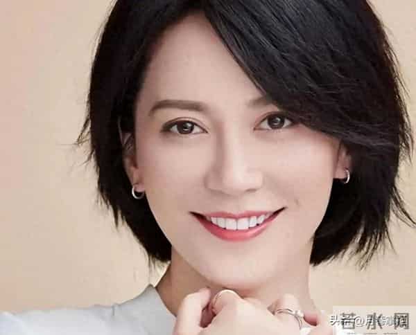 至今未婚未育,身边却有男人陪了近20年!54岁的她才是人间清醒