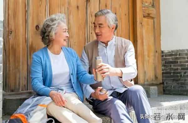 夫妻到了晚年，还愿意睡在一起的多半是这三种人，你是哪一种