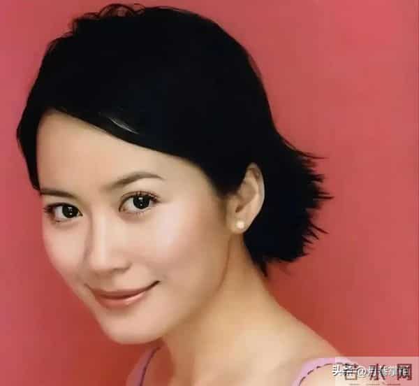 至今未婚未育，身边却有男人陪了近20年！54岁的她才是人间清醒