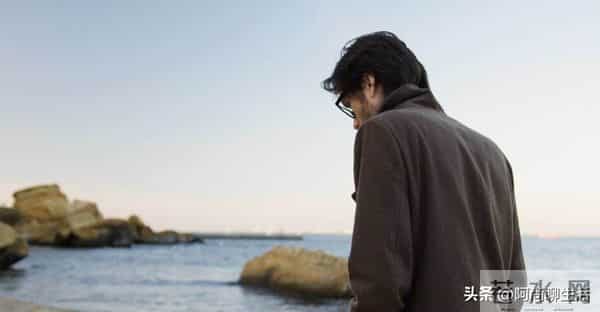 男子啃老13年，父母去世后他整理遗物，在床头枕芯里发现一沓存折