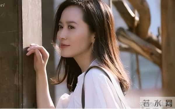 至今未婚未育,身边却有男人陪了近20年!54岁的她才是人间清醒