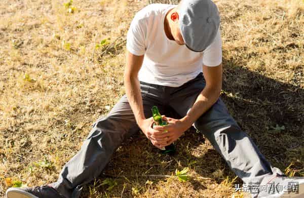 男子啃老13年，父母去世后他整理遗物，在床头枕芯里发现一沓存折