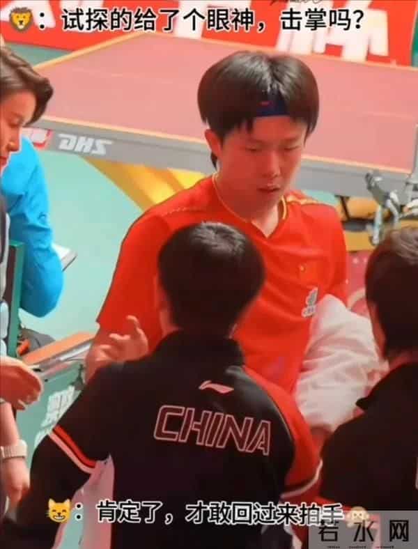 才看到！头哥小心翼翼的眼神看着搭档，试探着问是可以击掌吗？