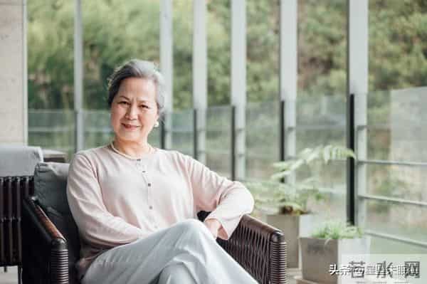 两性关系：你别不信，女人过60岁，都有如下6个症状，