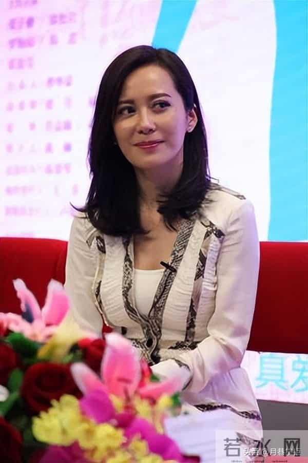 至今未婚未育,身边却有男人陪了近20年!54岁的她才是人间清醒