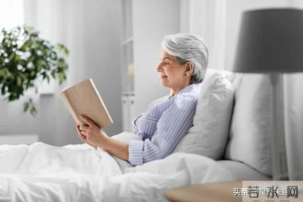 两性关系：你别不信，女人过60岁，都有如下6个症状，