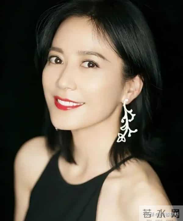 至今未婚未育，身边却有男人陪了近20年！54岁的她才是人间清醒