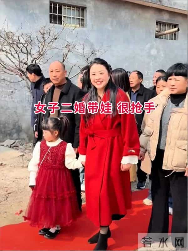 33岁小伙订婚，女子二婚带娃，小伙激动流泪：终于有媳妇了