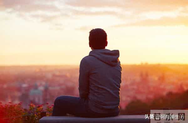 男子啃老13年，父母去世后他整理遗物，在床头枕芯里发现一沓存折