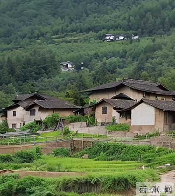 爹去世,继父入赘我家几十年,我工作后做了件让众人跌破眼镜的事