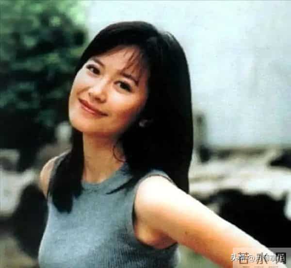 至今未婚未育,身边却有男人陪了近20年!54岁的她才是人间清醒