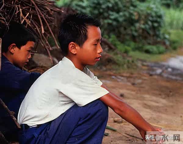 爹去世,继父入赘我家几十年,我工作后做了件让众人跌破眼镜的事