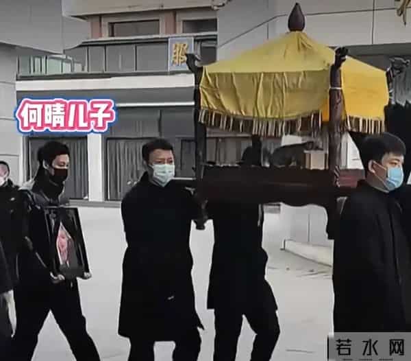 许何悼念词说了三次很想母亲 称何晴临终前昏迷好几天 最不放心儿子