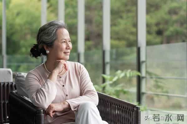 两性关系：你别不信，女人过60岁，都有如下6个症状，