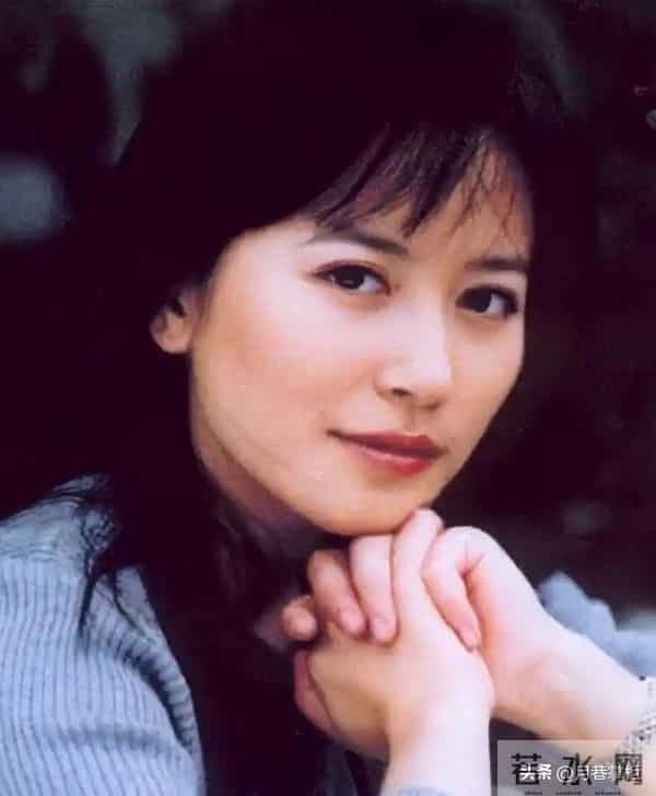 至今未婚未育,身边却有男人陪了近20年!54岁的她才是人间清醒