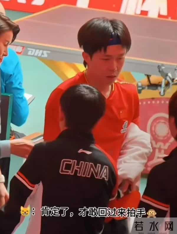 才看到！头哥小心翼翼的眼神看着搭档，试探着问是可以击掌吗？