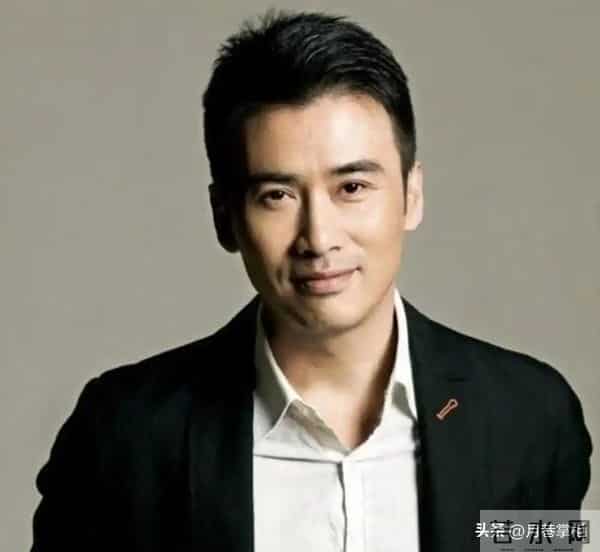 至今未婚未育,身边却有男人陪了近20年!54岁的她才是人间清醒