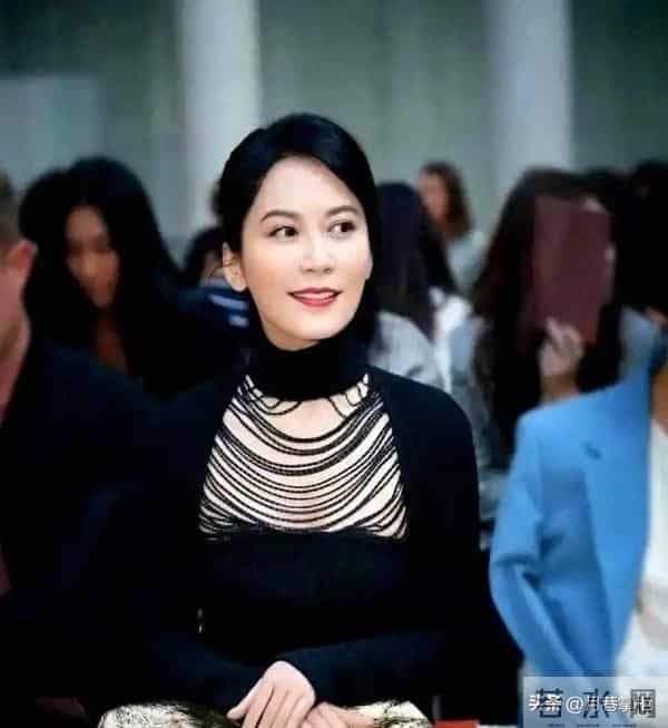 至今未婚未育,身边却有男人陪了近20年!54岁的她才是人间清醒