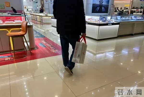 我的退休极简生活：一中午老公都是笑眯眯的，小棉袄又给他买鞋了