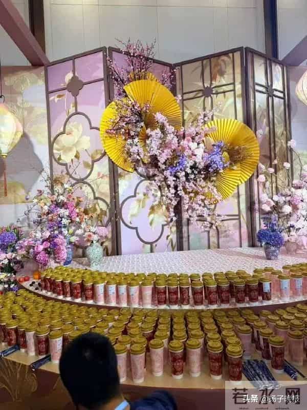 霸王茶姬创始人张俊杰与“光伏女神”高海纯办婚礼，二人穿中式婚服，现场宾客人手一杯奶茶,6月已领证