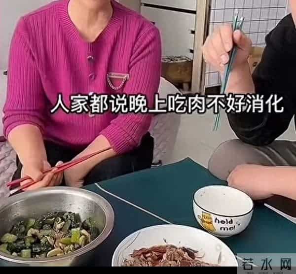 真奇葩！儿媳妇想吃肉，婆婆立马把肉扒进儿子碗里