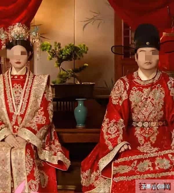 新娘大婚当天跳楼,跟妆师被吓崩溃,婚纱照拔出,女方超漂亮