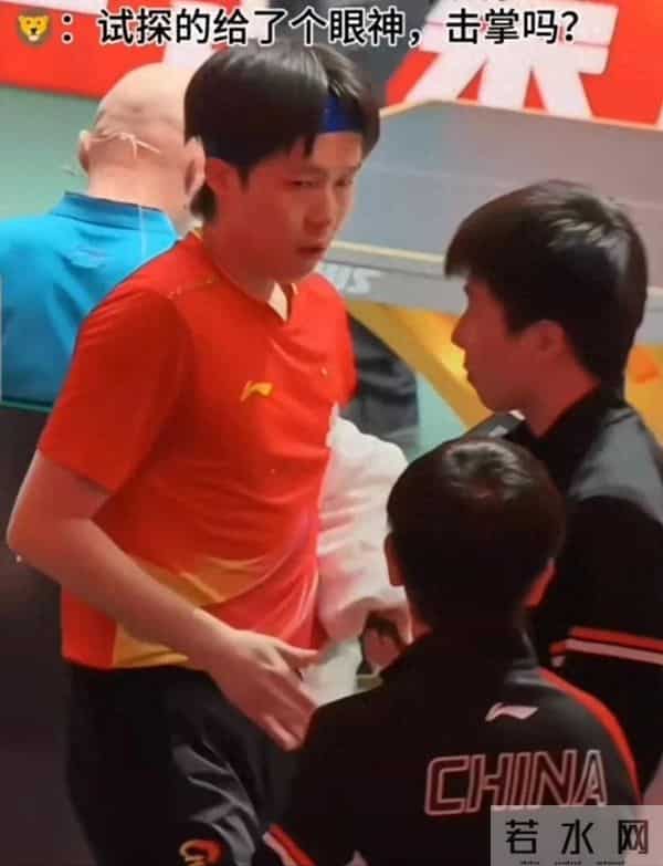 才看到！头哥小心翼翼的眼神看着搭档，试探着问是可以击掌吗？