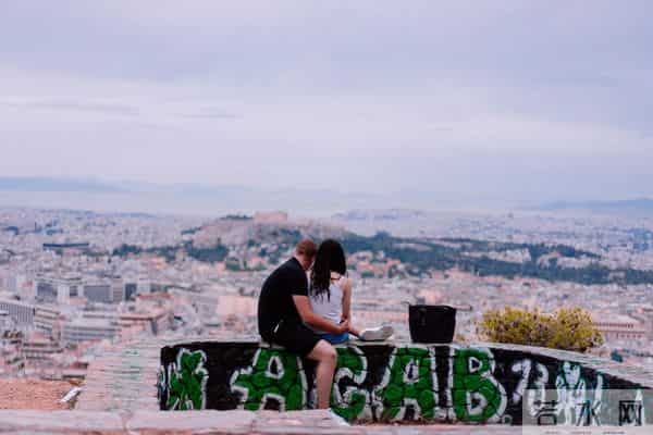 跟你说个特实在的事：男女之间只要搞过暧昧，这辈子都很难彻底忘