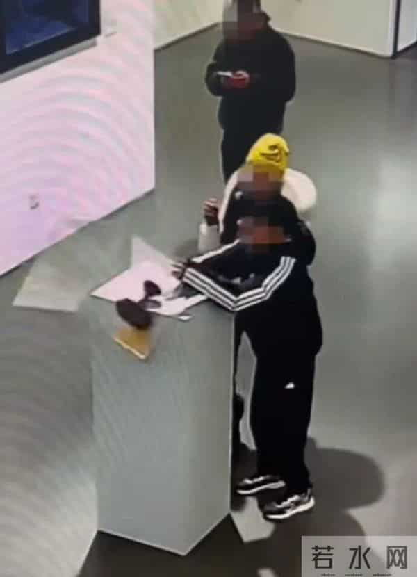 千万粉丝网红称婚礼用4斤黄金凤冠被毁!由丈夫亲手制作,本人回应质疑