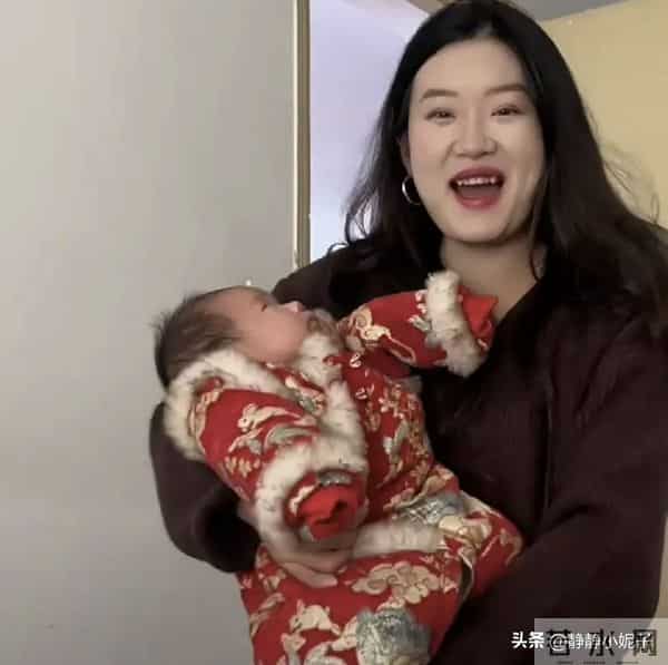 希妈三胎生活：奶奶终于出现 却很卑微 画面一言难尽 网友-区别对待