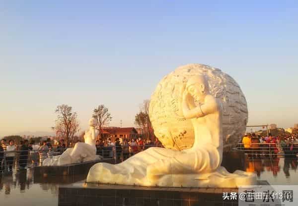 开心是一天，不开心也是一天，所以为什么，就不能开心一点