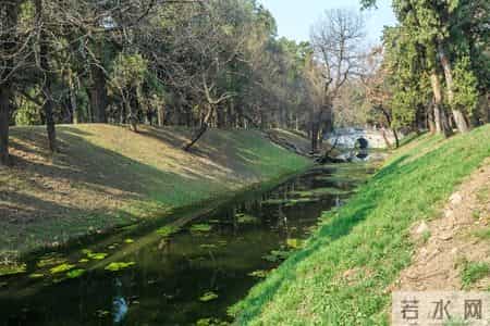 发小回乡迁坟，一墓三室为啥只迁走两具尸骨，现在终于明白了