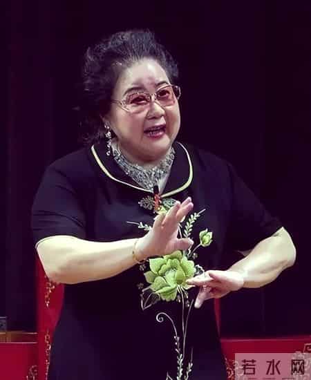 吃里爬外，永不回国？她带领30名演员选择留美，却年过花甲归来