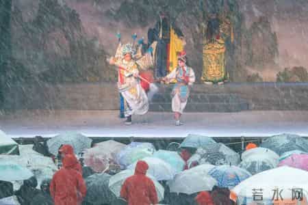 河南大雪中，演员卖力开唱台下无人离场，这场豫剧舞台登上了《人民日报》