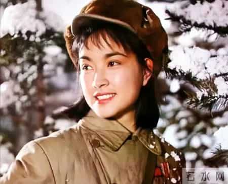 1976年冬，我刚退伍就被团里“抓”回去，只因我会英语，不仅提干还娶了漂亮报幕员