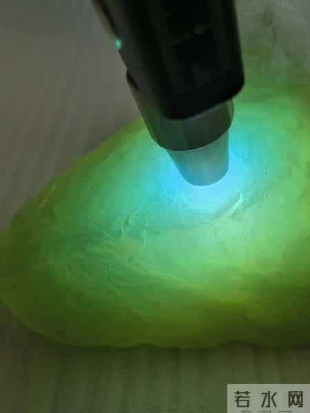 平洲公盘惊现“石胆”绝杀:朽木皮壳内藏琉璃翠,父子恩怨一刀平