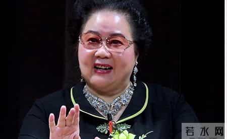 吃里爬外，永不回国？她带领30名演员选择留美，却年过花甲归来